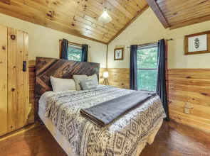 3 Mi to Beavers Bend State Park: Hot Tub Hideaway!