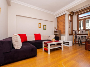 Authentic Central Flat With Bay Window in Besiktas