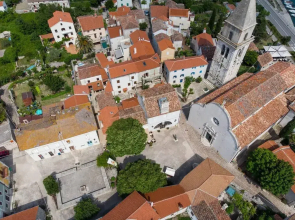 Impeccable 4-bed Apartment in Osor