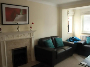 Burghfield - Beautiful Split Level 4 Bedroom House