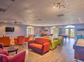 Bright Naples Vacation Rental: Close to Waterfront