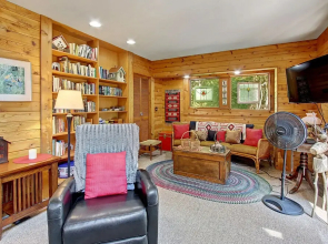 Barrel House at Timberlane Village - Two Bedroom Home with Hot Tub