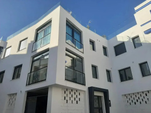 Central Riverside Apartment for Couple