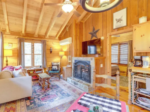 'little Fox Den Ellijay Cabin Rental w/ Hot Tub!