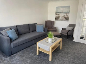 Warminster Apartment Bliss on the bay just a stone's throw away