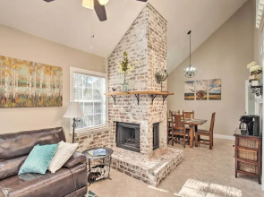 Pet-friendly A-frame Retreat Near Dtwn + Beaches!
