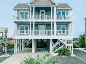 A Beach To Remember 4 Bedroom Home by RedAwning