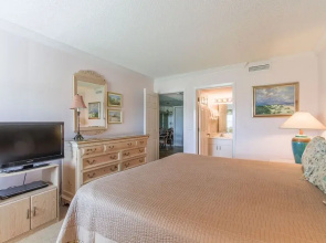 Gulf Shore Condo #104 - 2 Br condo by RedAwning