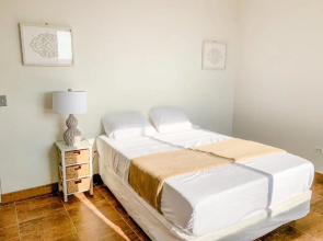 Beautiful 3 BDR 2,5 Bath- Steps from Beach w/PKG