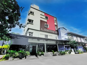 OYO 94781 Hotel Lucky Inn Makassar