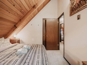 35sl - Air Conditioning - Pets Ok - Fireplace - Sleeps 6 3 Bedroom Home by RedAwning