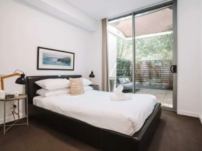 Comfy 1-bed With Spacious Courtyard & Parking