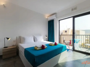 2 Bed Apartment w Distant Sea and Country Views