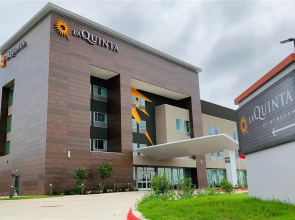 La Quinta Inn & Suites by Wyndham-Red Oak TX IH-35E