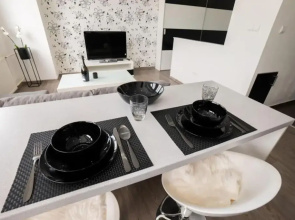 Great Apartment Blck&Wht near center & own parking