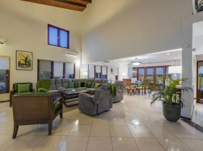 Villa Salina - 5BR w Pool Jacuzzi Sauna