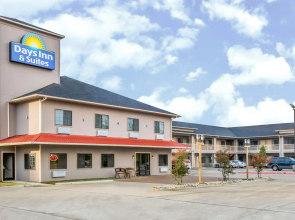 Days Inn & Suites by Wyndham Madisonville