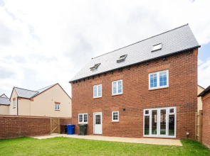 Comfortable 5 Bedroom Detached House With Parking