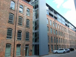 Beautiful City Centre 2-bed Apartment With Balcony