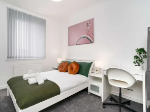 Free Parking - 2 Bedroom Flat