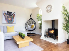 JOIVY Greenknowes Cottage W/ Hot Tub & Fireplace