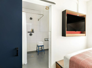 Отель The Revolution