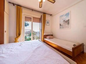 Fia 70s Beach Apartment