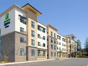 Holiday Inn Express & Suites Valencia - Santa Clarita by IHG