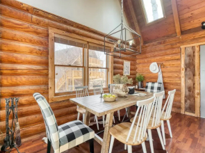 Pine Needle by Avantstay Log Cabin w/ Gorgeous Views, Hot Tub, Patio & Pool Table!
