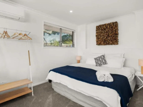 Entire Waterfront House - Boat Shed - 3 Kitchens