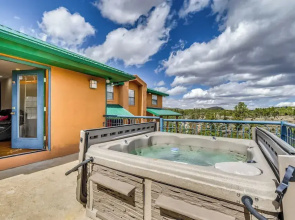 Scenic Alto Getaway w/ Mountain Views & Hot Tub!