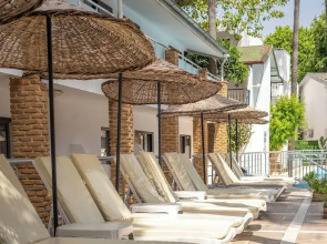 Tropic Beach Club Side