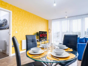 MAEVELA® - Lamborghini Themed Top Floor Penthouse Apt ✯ City Centre w/Juliet Balcony ☆ FREE PARKING → With 55 Inch Smart TV & Bedroom TV's, FREE NETFLIX & WIFI ✘