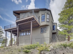 Panoramic Mountain-view Retreat w/ Hot Tub + Deck!