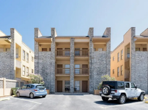 Charming Family Condo Sleeps 6 Next to Beach!