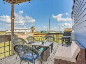 Walk to Sand: Surfside Beach Getaway w/ Deck