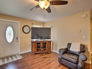 Cottage w/ Yard, Walk to Historic Attractions