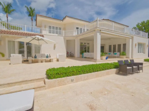 Fantastic 8-bedroom Golf-front Mansion Near the Beach