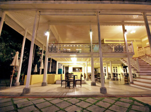 Baan Bayan Beachfront Hotel