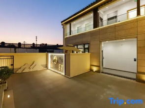 Yuejia Hotel (located within the Xitang Ancient Town Scenic Area)