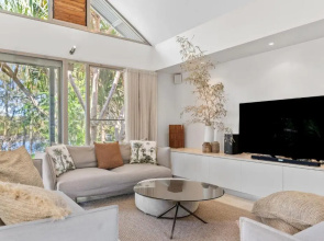 Fuller Holidays - Belongil Beach Pavilion House, 18A Childe St