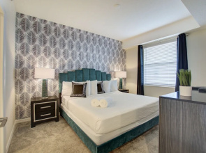 Decadent Penguin - Storey Lake by Shine Villas #704