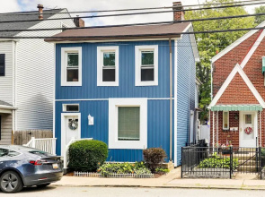 Walk to Walnut St: Pet-friendly Pittsburgh Home!