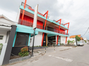 RedDoorz Near Kejaksan Station Cirebon