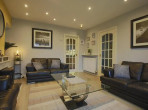 Spacious 4 Bedroom Home - 5 Min Walk To Town
