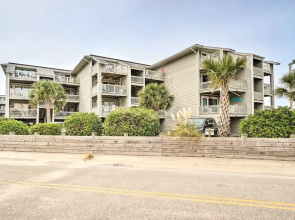 Coastal Condo w/ Pool Access - Steps to Beach