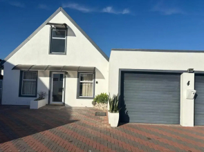 5 bedroom home in Langebaan, located close to Club Mykanos and Laguna Mall
