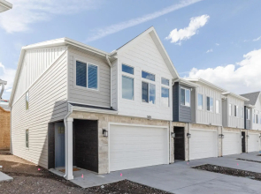 New Designer Townhome w Trailer Parking Games