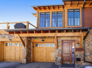Baldy Mountain Overlook 4 Bedroom Townhouse by RedAwning