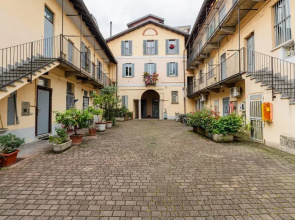 Moderno Loft nel Cortile di un Casale Storico